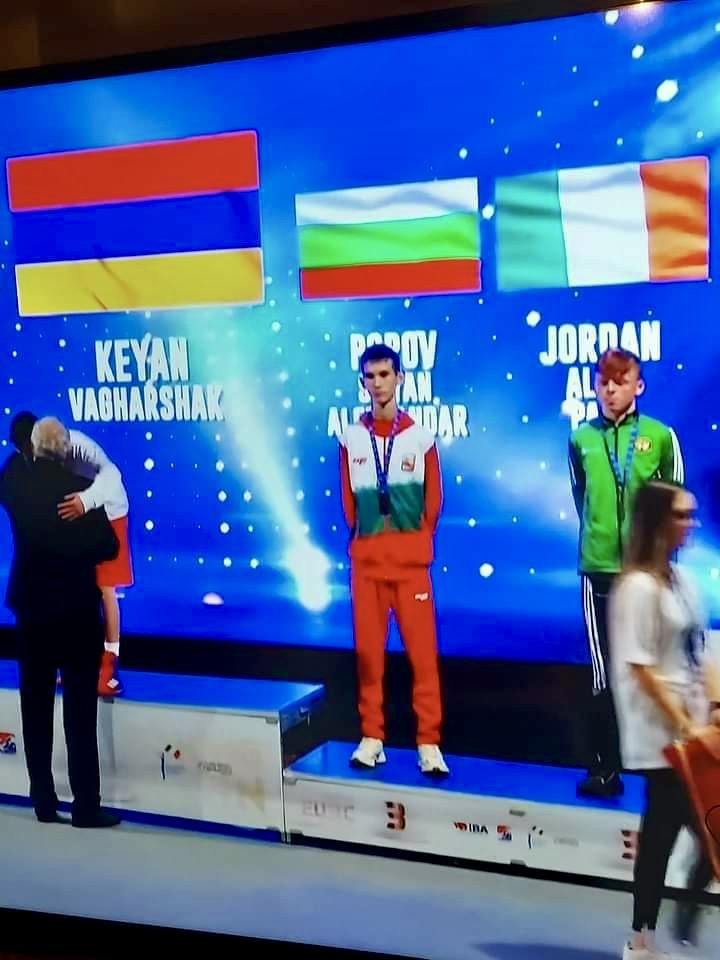 Silyan Popov en el podio con su medalla de bronce