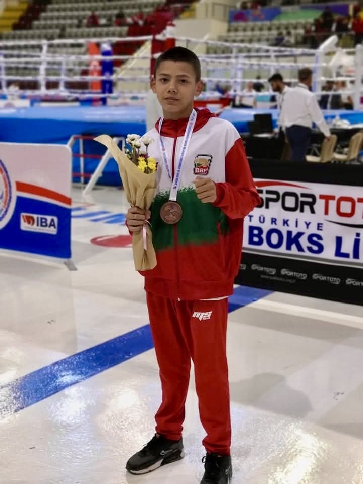 Yoan Hristov con su medalla de bronce junto al ring